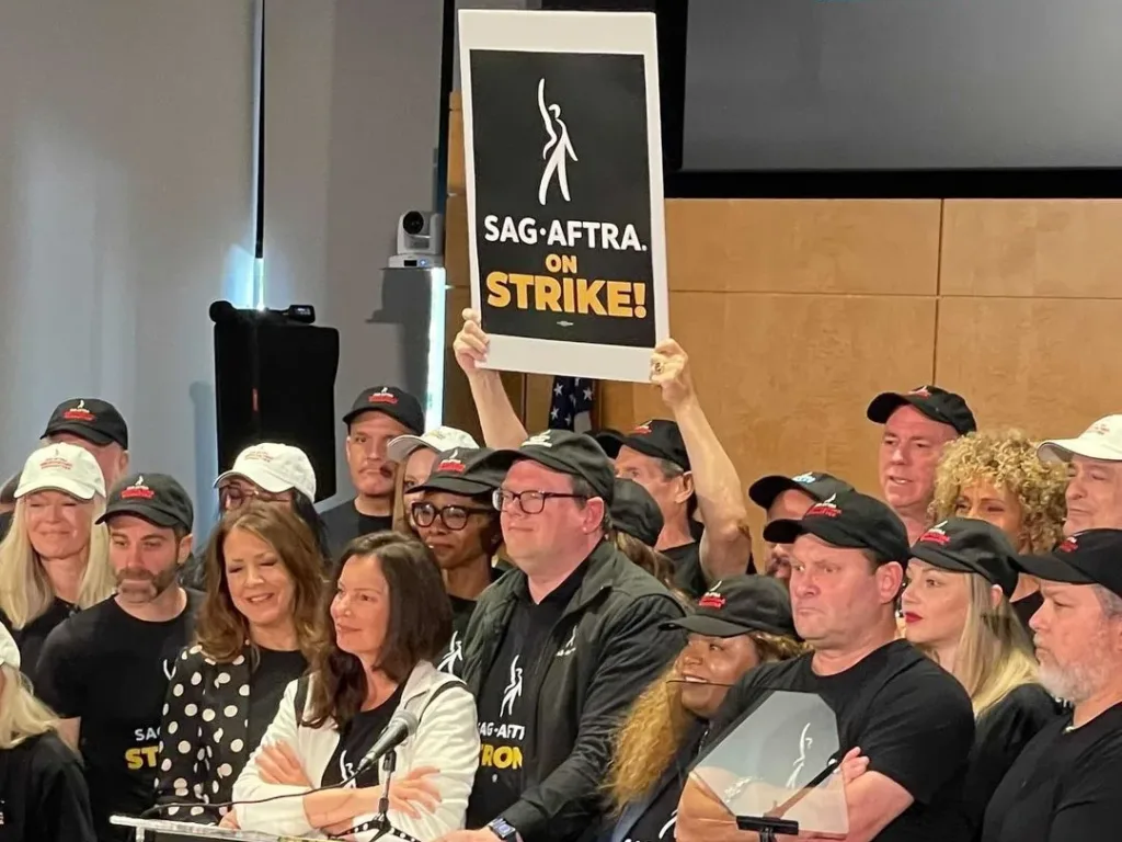 Hollywood al borde de una huelga histórica: Actores y guionistas desafían a los principales estudios