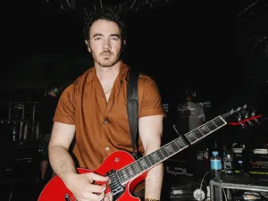 Kevin Jonas Contra el Cáncer de Piel: Un Recordatorio Sobre la Importancia del Cuidado Personal