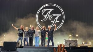 Foo Fighters estrenan “Asking for a Friend” y anuncian gira 2026 junto a Queens of the Stone Age