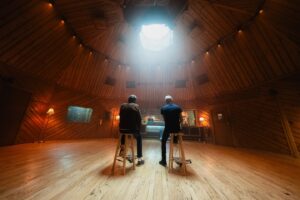 Juan Luis Guerra y Sting unen sus voces en una emotiva versión de “Estrellitas y Duendes”