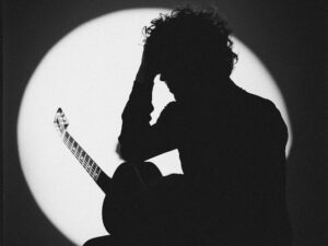 Enrique Bunbury estrena “La Voz”, primer adelanto de su próximo álbum