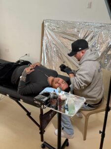 ¿En honor a Ángela Aguilar? Christian Nodal reaparece con nuevo tatuaje y afina su regreso a los escenarios