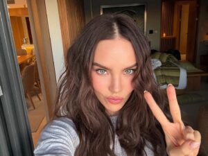 Belinda “asalta” un microbús en la CDMX y rompe internet: la historia detrás del video viral